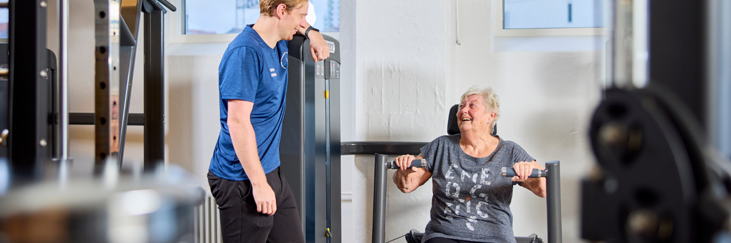 Styrke, smil og sammenhold på Ældresagens fitnesshold