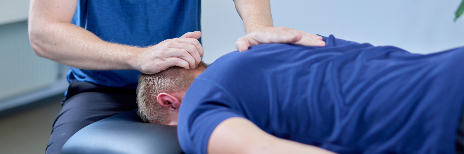 Nakkesmerter og hovedpine – når arbejdsdagen sætter sig i kroppen